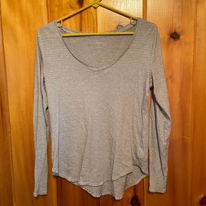 ☘️ 3 for $20! ☘️ Old Navy White and Black Striped V-Neck Long Sleeve T-Shirt